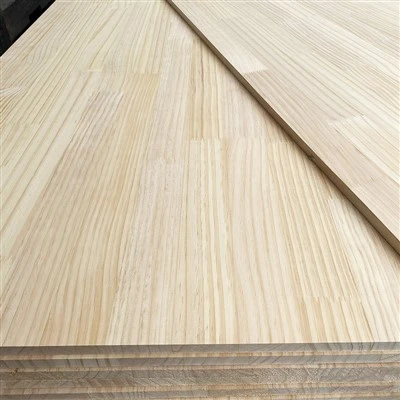 Tablero de madera articulado con dedos de pino